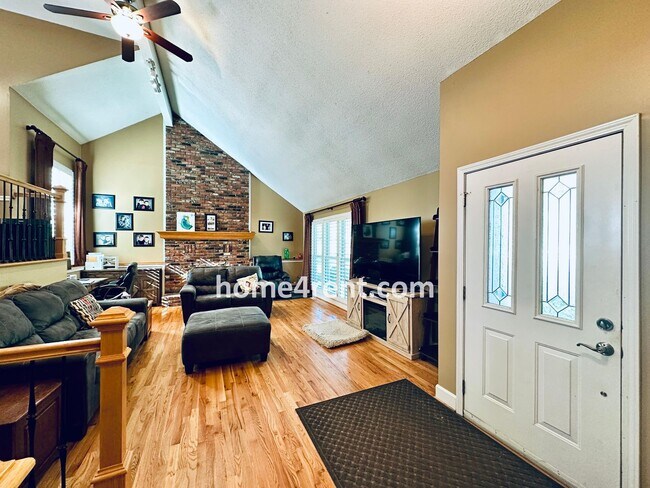 Foto del edificio - A Lovely, Four Bedroom Lenexa Home w/ Wood...