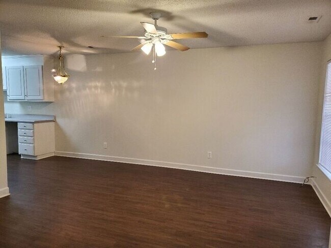 Foto del edificio - Gorgeous, like new with all stainless appliances!