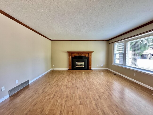 Building Photo - 32861 Capilano Pl