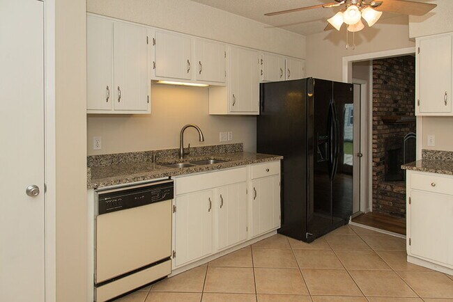 Building Photo - "Charming 3-Bed Oasis with 2 Full Baths in...