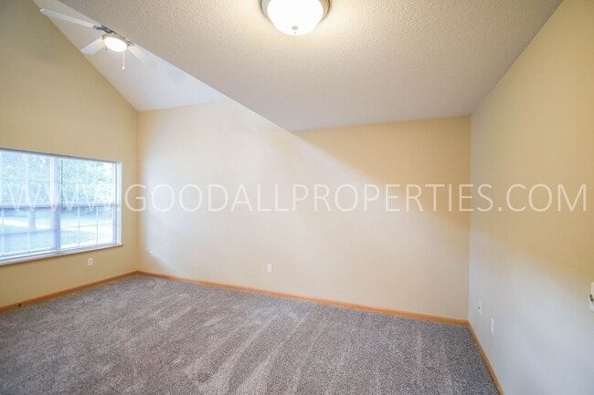 Building Photo - 3 Bedroom 2.5 Bathroom end unit home in Ur...