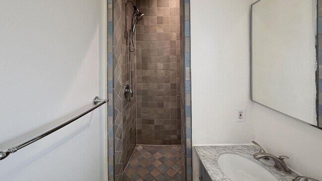 Foto del edificio - 130 W Channel Rd