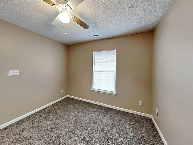 Building Photo - 5049 Parade Ln SW
