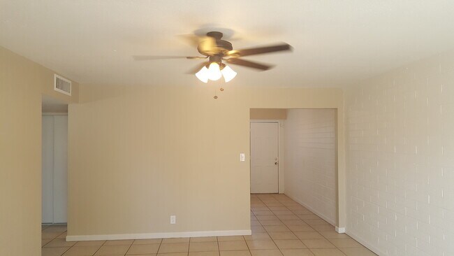 Building Photo - 1123 E Sierra Vista Dr