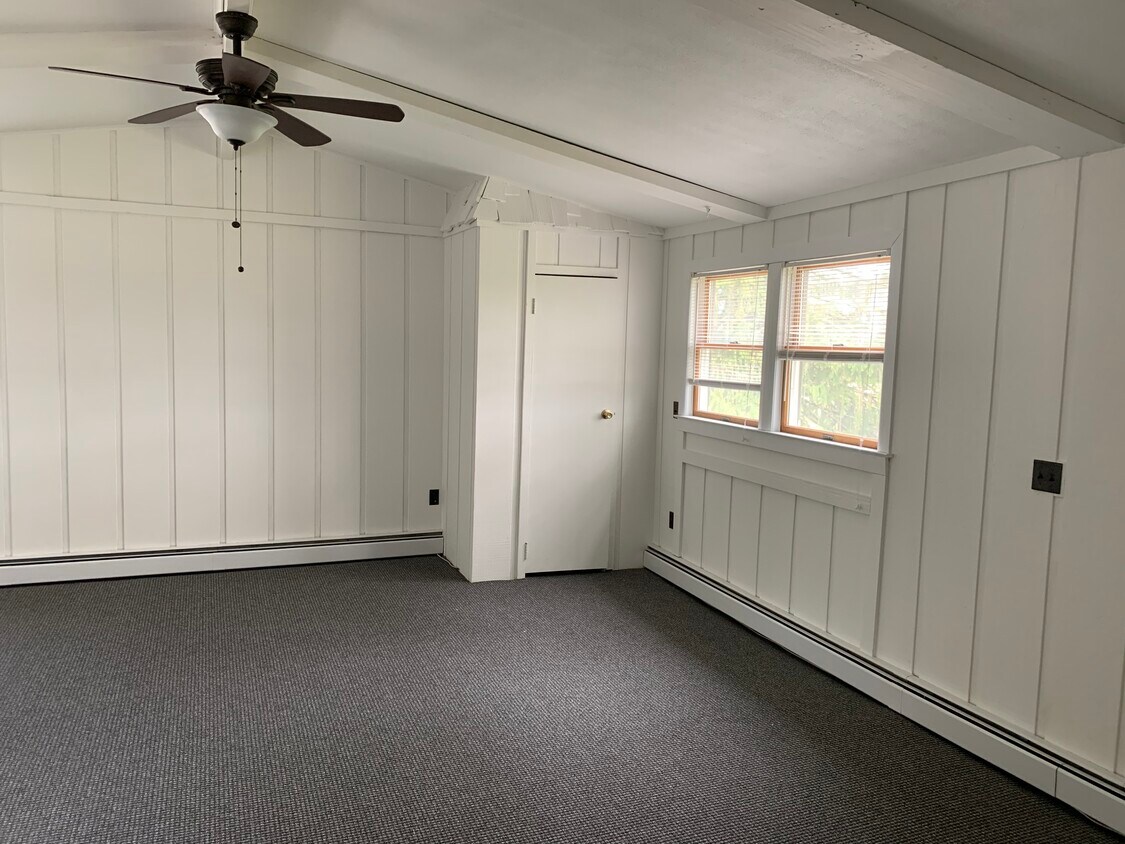 Master loft bedroom - 930 Tooker Ave
