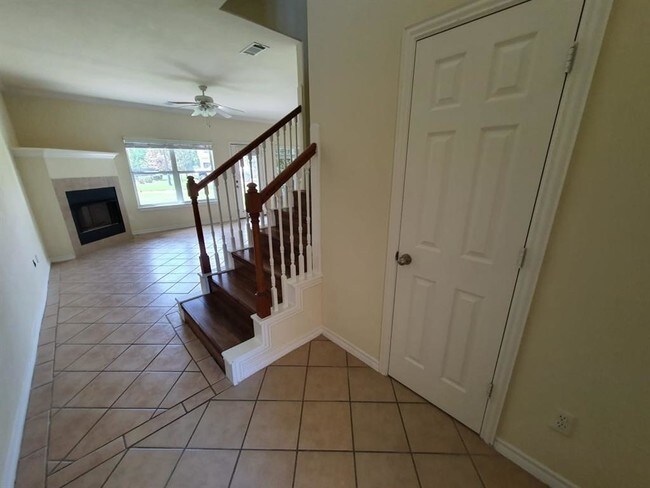 Building Photo - 16020 Fountainview Dr