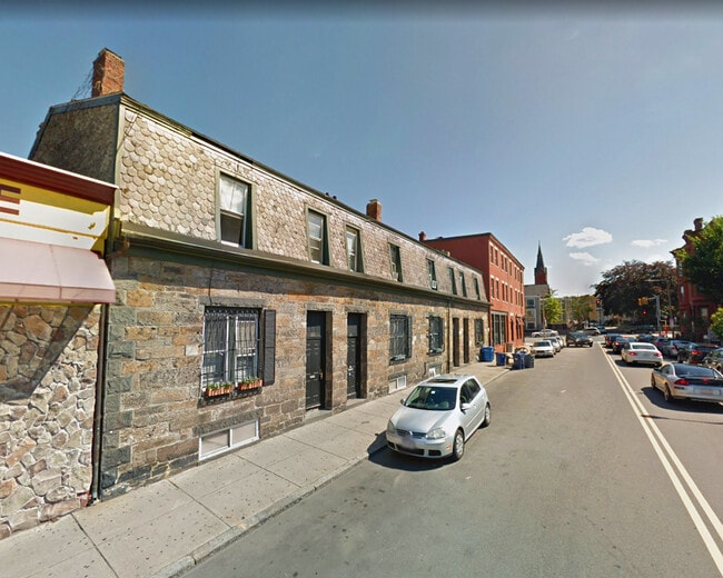 Building Photo - 684 Parker St