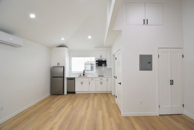 Building Photo - 10919 Camarillo St