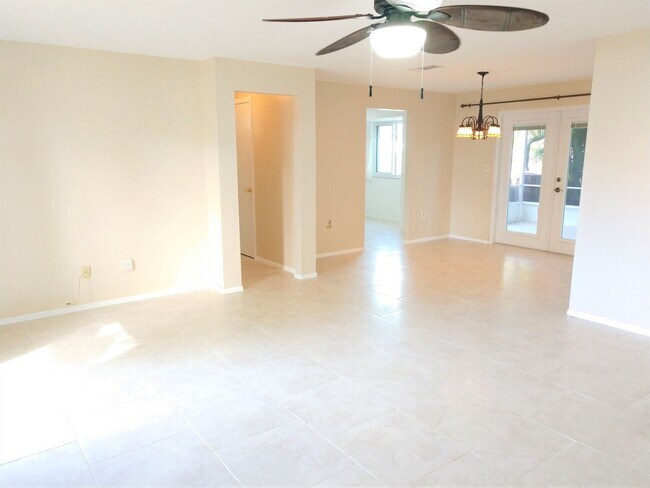 Foto del edificio - Annual Rental - Updated Two Bedroom, Two B...