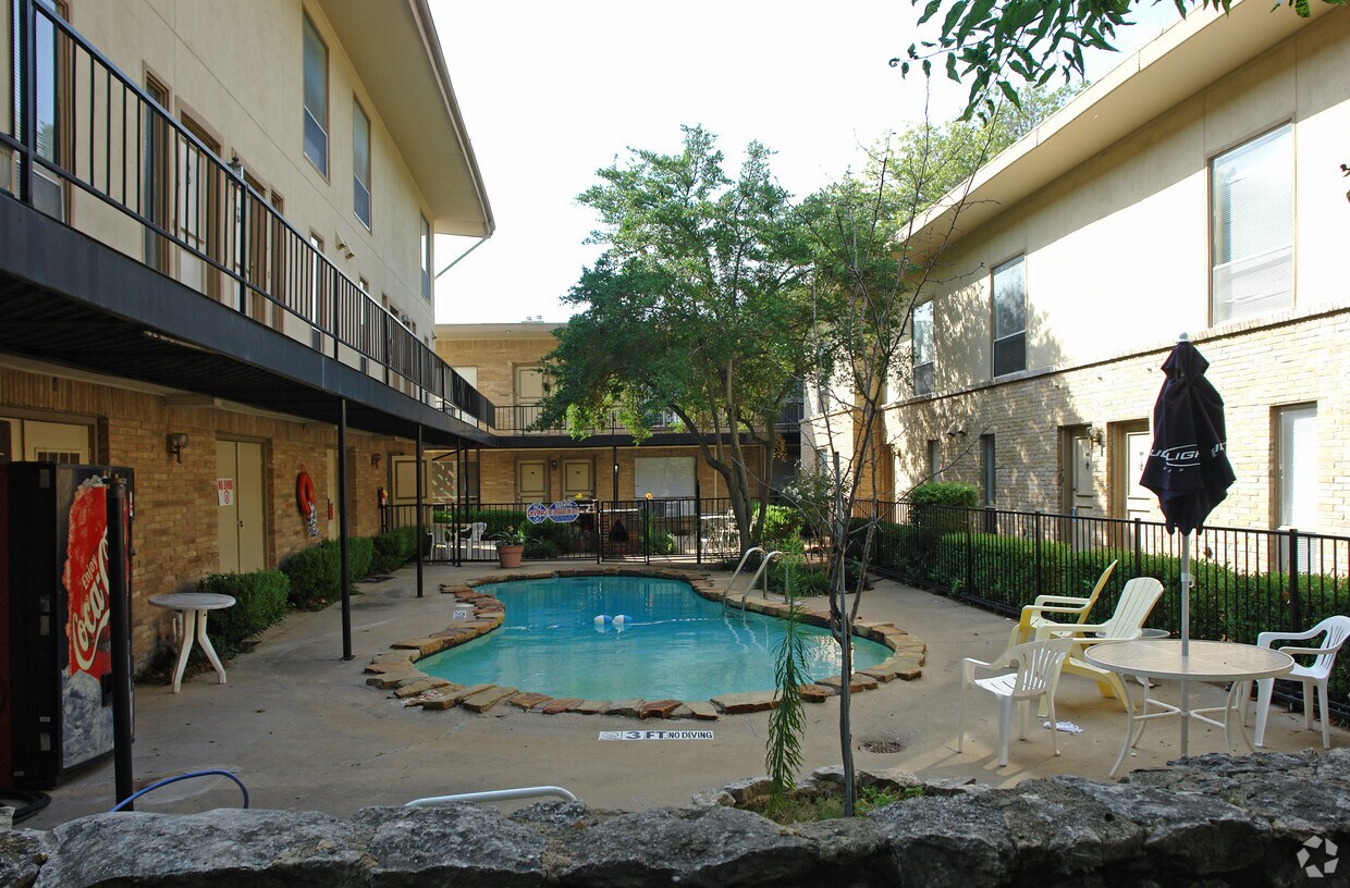 Villas On Bowser Apartments in Dallas, TX