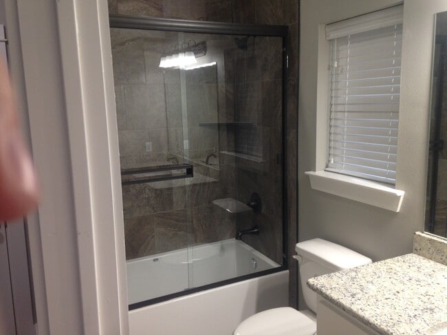 bathroom - 308 Candlewood Cir