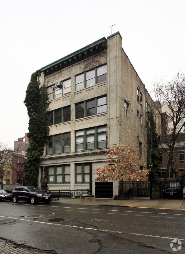 Building Photo - 695 Washington St