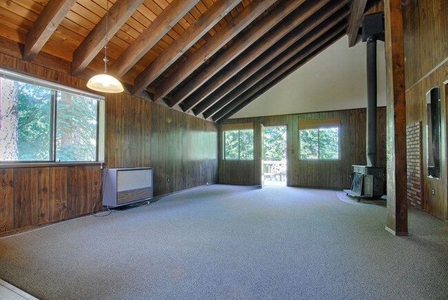Foto del edificio - LONG-TERM RENTAL: Upper Floor Unit in Duplex with Washer/Dryer & Wood Stove!