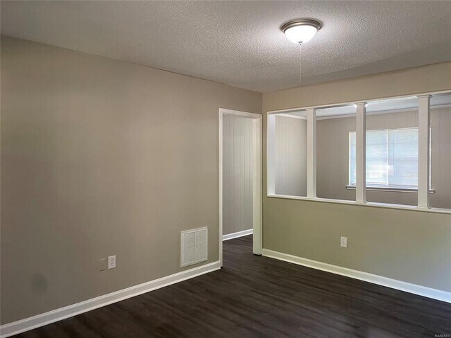 Building Photo - 6136 Gladstone Dr