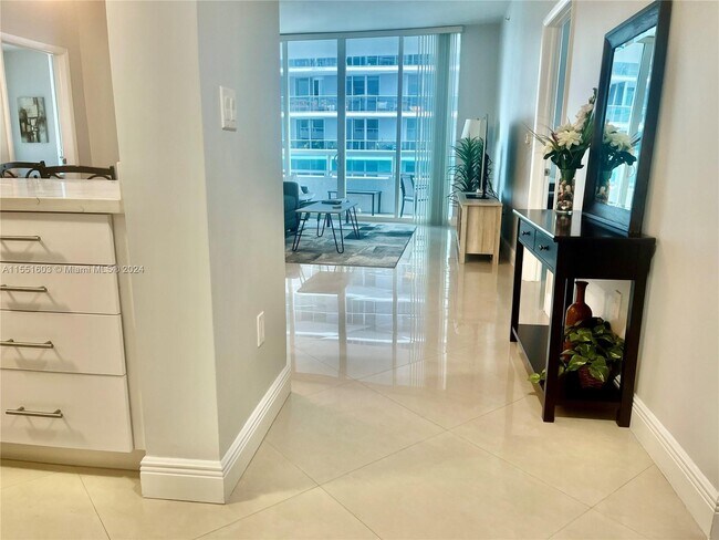 Building Photo - 1800 N Bayshore Dr