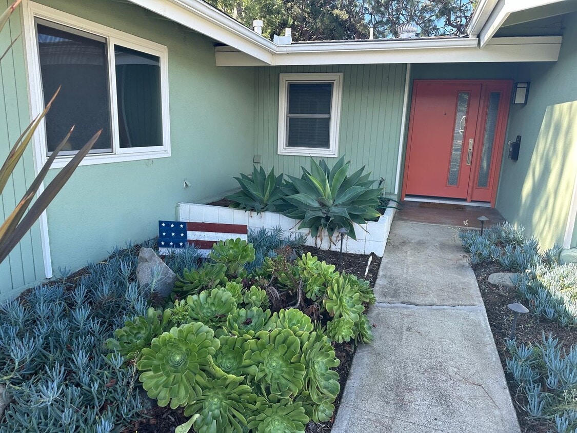 Primary Photo - 3018 N Oceanview St