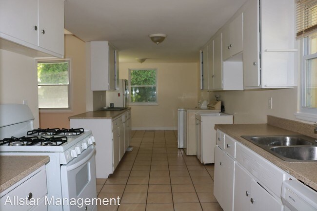 Building Photo - 3 br, 1.5 bath House - 26510 Chardon Rd