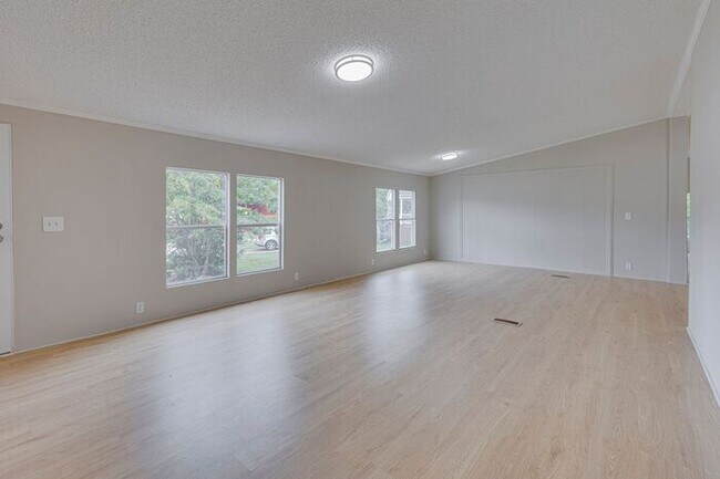 Foto del edificio - Fully Remodeled 4 Bedroom 2 Bath Home