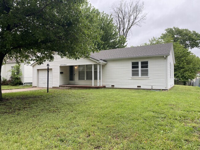 Building Photo - 2411 Dellrose