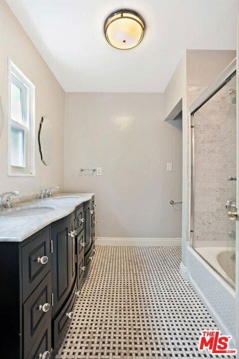 Foto del edificio - 4922 Hayvenhurst Avenue, Los Angeles, CA 9...