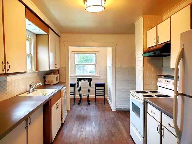Building Photo - Charming 1 1/2 story, 2bed/1ba South Tacom...