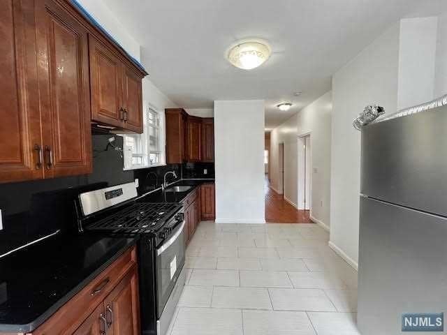 Building Photo - 123 Oak St