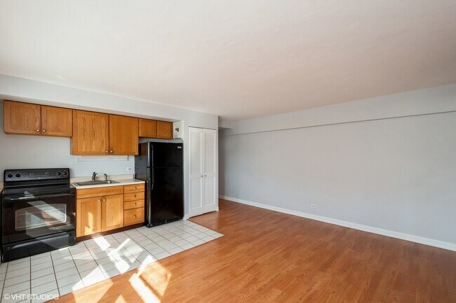 Foto del edificio - 4950 N Marine Dr