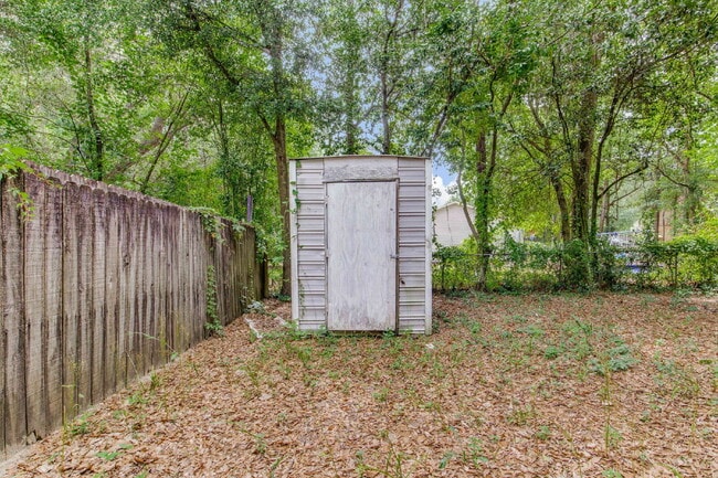 Building Photo - Desirable townhouse centerally located.