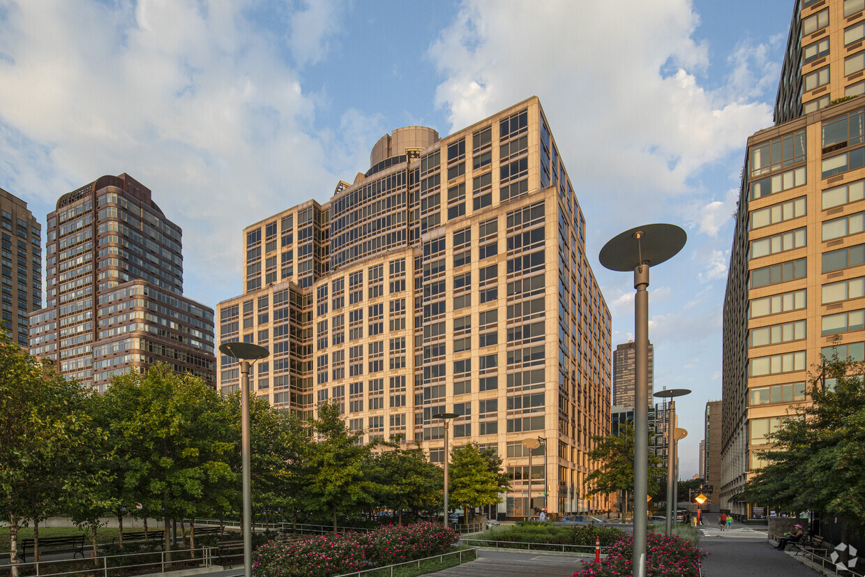 Foto principal - 120 Riverside Boulevard
