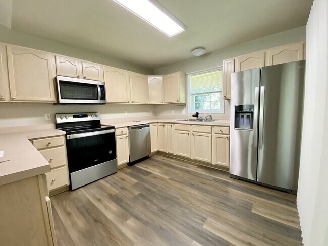 Building Photo - Home in Woodbridge With a Screened Porch a...