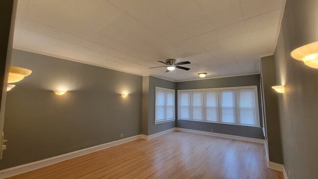 Building Photo - 5749 N Talman Ave
