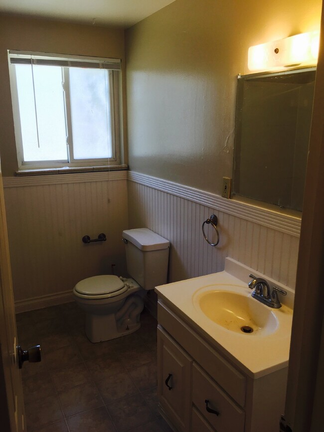 Building Photo - Spacious 4BR/2BA Home with HUGE Yard! AVAI...