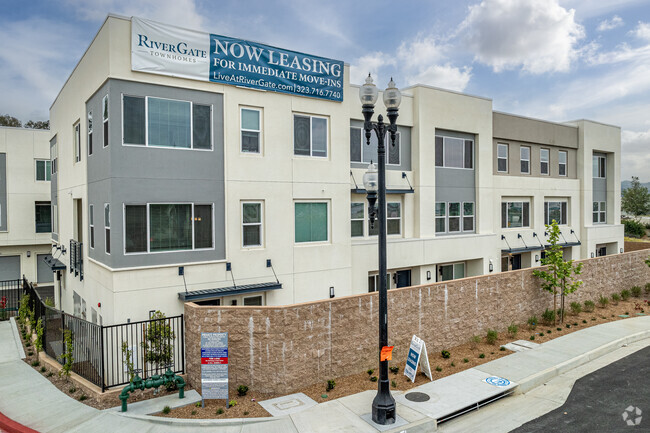 Foto del edificio - River Gate Townhomes