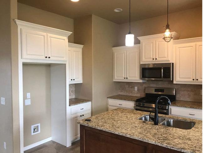 Building Photo - For Lease - Comfortable and Convenient Living