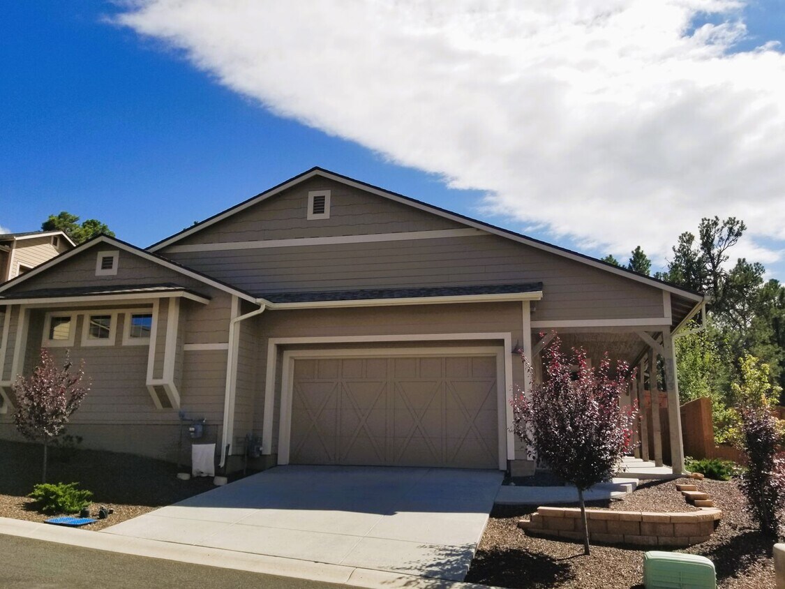 Foto principal - Rare, Single Level, Forest Springs Home! 3...