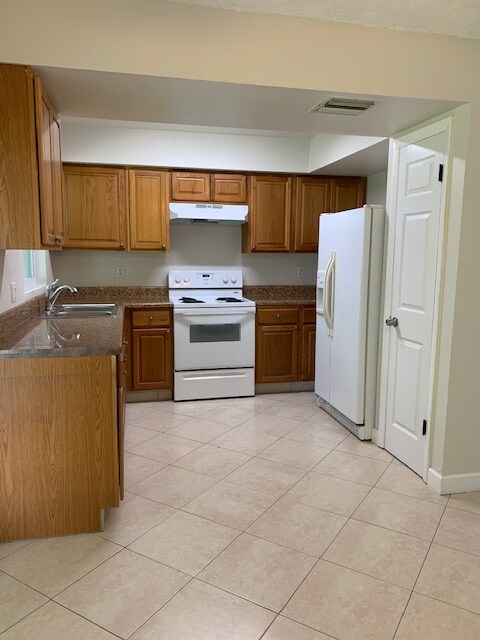 Building Photo - 332 NE Cullman Ct