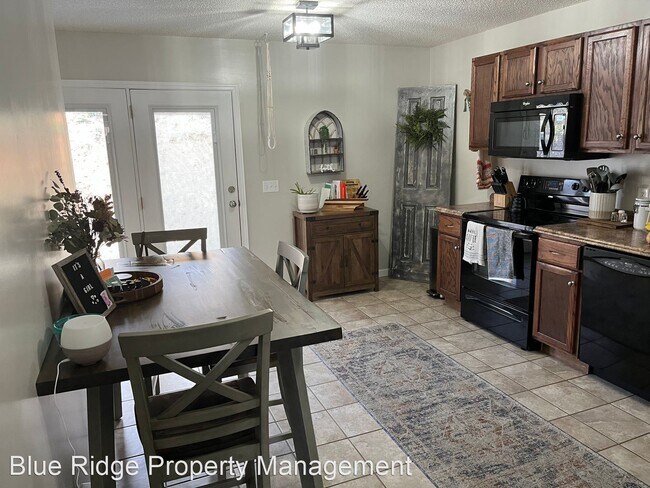 Foto del edificio - 2 br, 2.5 bath House - 121 Bilco Street #3