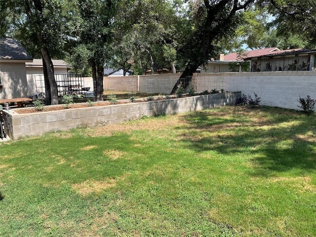 Building Photo - 3404 Sierra Dr