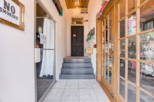 Vestíbulo/Correo/Acceso con código a residencias privadas - 117 W Harrison Ave