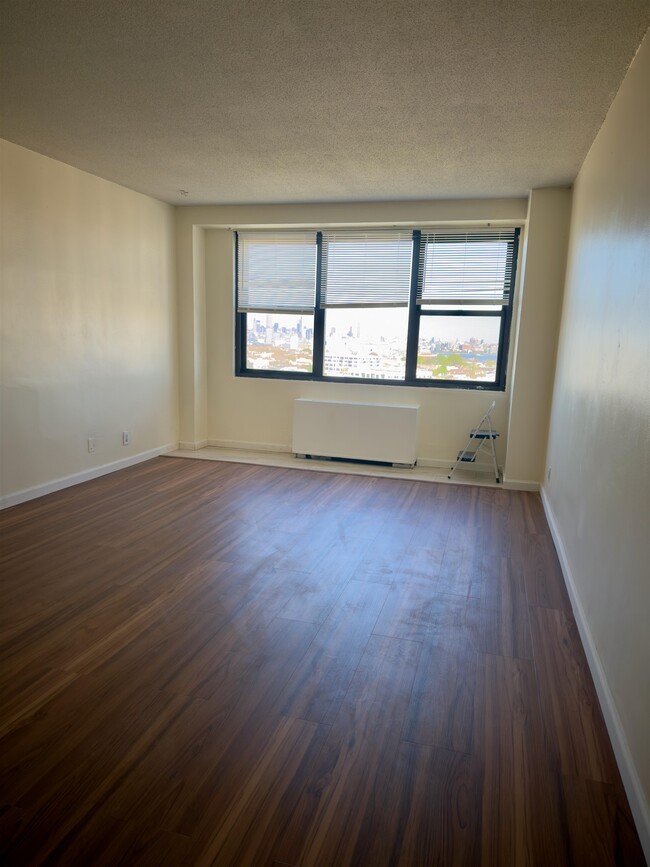 Building Photo - 201 St Pauls Ave