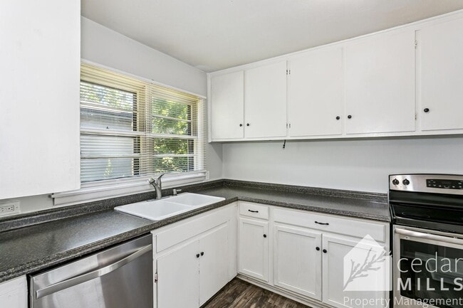 Building Photo - Spacious 3 Bed Corner Lot Near South High & I-235