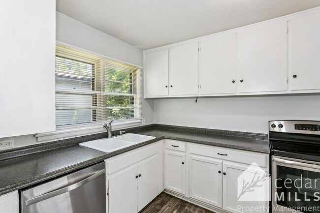 Foto del edificio - Spacious 3 Bed Corner Lot Near South High & I-235