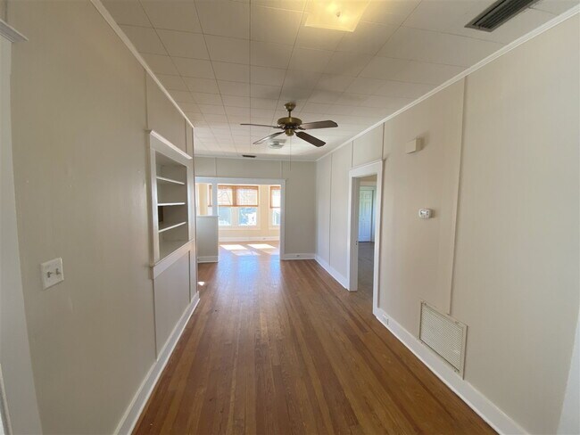 Foto del edificio - Available 06/15/2026! 2 BR/1 BA Downtown Apartment! Walk Everywhere!