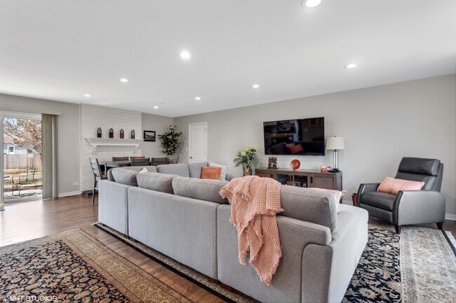 Building Photo - 1915 Farmington Ct