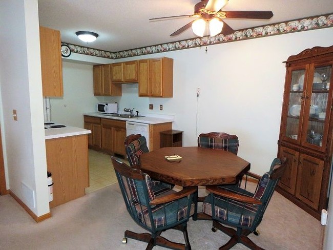 Building Photo - Great 4 bedroom Townhouse in Shakopee