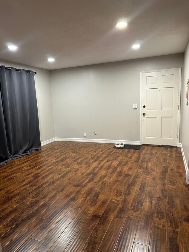 Living room - 4800 Williamsburg Ln