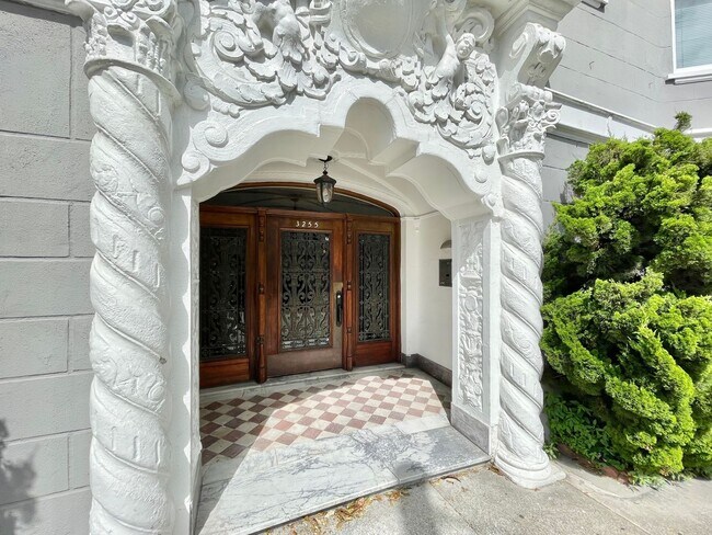 Foto del edificio - HUGE 2 Bed/1 Bath Marina Gem! Laundry! Progressive!