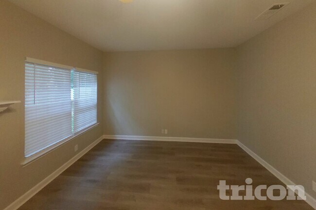 Building Photo - 221 Titans Cir