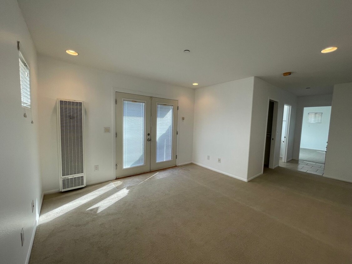 322 Arcade Dr Unit A, Ventura, CA 93003 Room for Rent in Ventura, CA