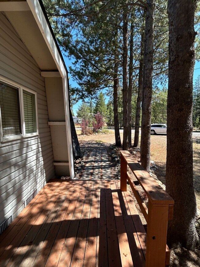Building Photo - Sunny Home in the Heart of Meyers - Backs ...